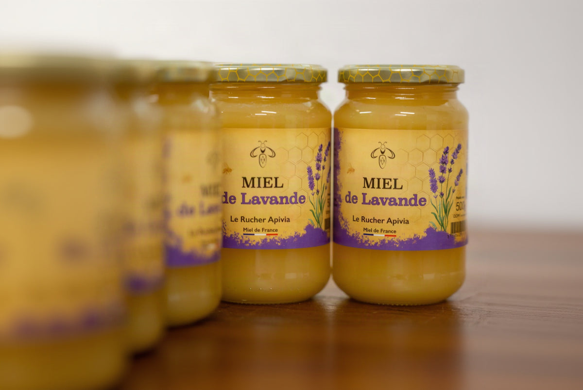 Pots de miel de lavande produits par Le Rucher Apivia